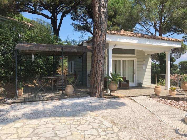 Location de vacances pour 4 personnes, avec jardin ainsi que vue et piscine à Gassin - 2