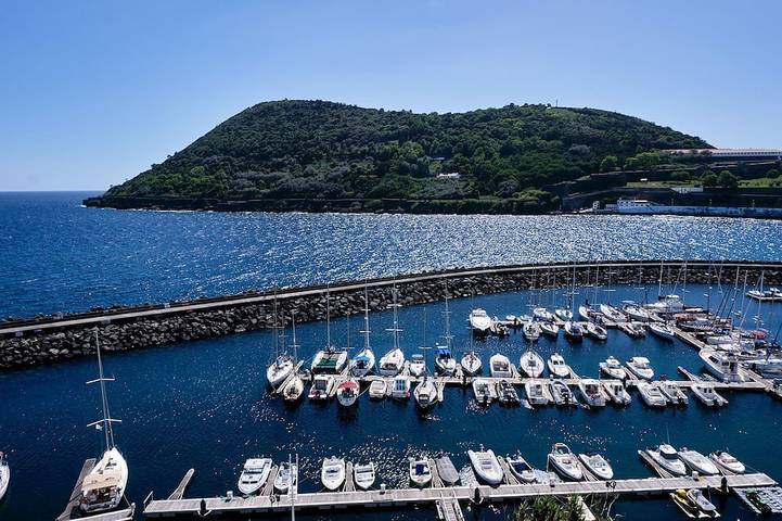 Apartamento para 4 personas, con terraza y jardín en Angra do Heroísmo
