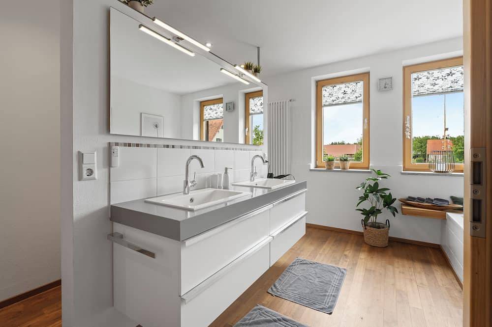 Ganze Wohnung, Quite  location - a lots of nature - 120 qm - großer Balkon und Garten in Memmingen, Bayerisch Schwaben