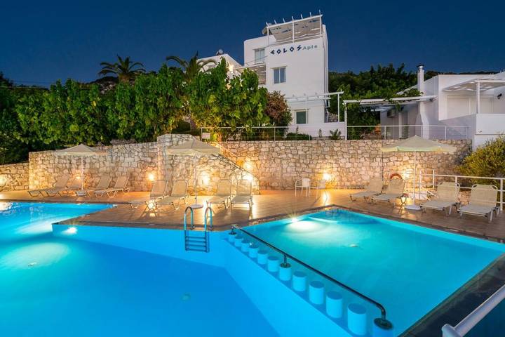 Appart’hôtel pour 2 personnes, avec piscine et jardin ainsi que vue et terrasse