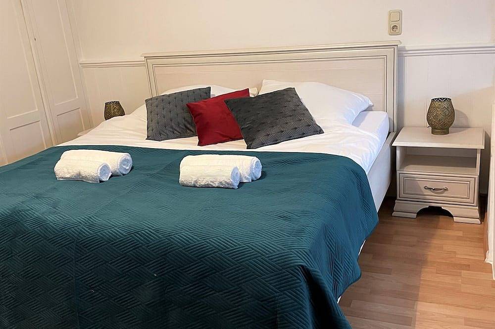 Entire apartment, ☆ Historic gatehouse apartment | kitchen | 75m2 in Wiesbaden, Rheingau