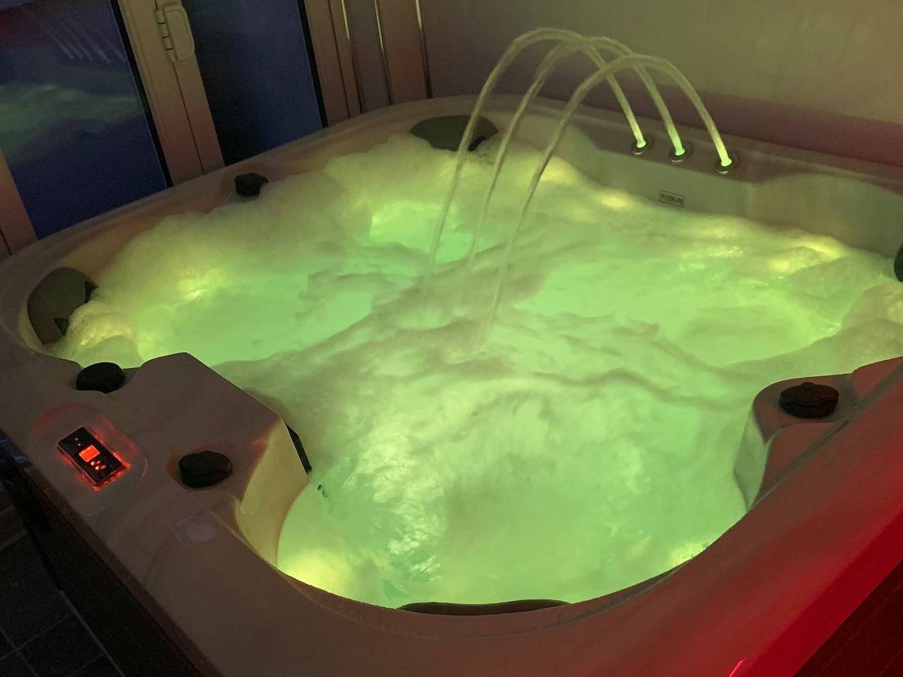 Get Away Home With Hot Tub Sleeps 4 in Telscombe, East Sussex