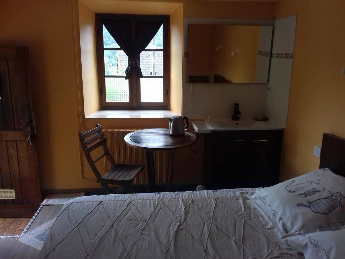 Double Room with Private Bathroom in Latouille-Lentillac, Lot