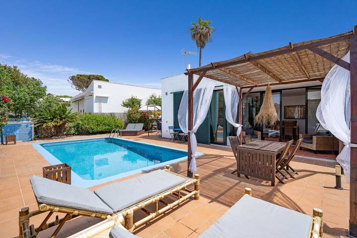 Casa de vacaciones para 6 personas, con Terraza además de Jardín y Piscina en Binisafua