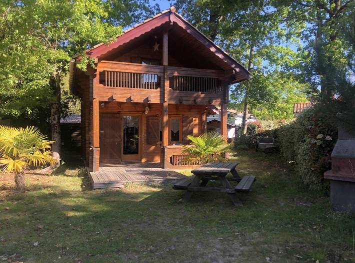 Chalet pour 5 personnes, avec jardin ainsi que balcon et piscine