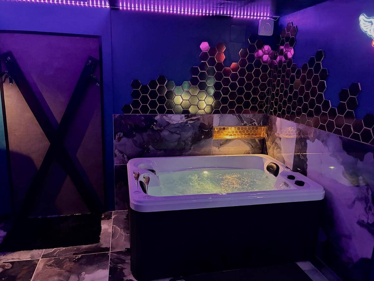 Appartement entier, Le Confidentiel -Love Room, marbres, jeux, jacuzzi in Achenheim, Région de Strasbourg
