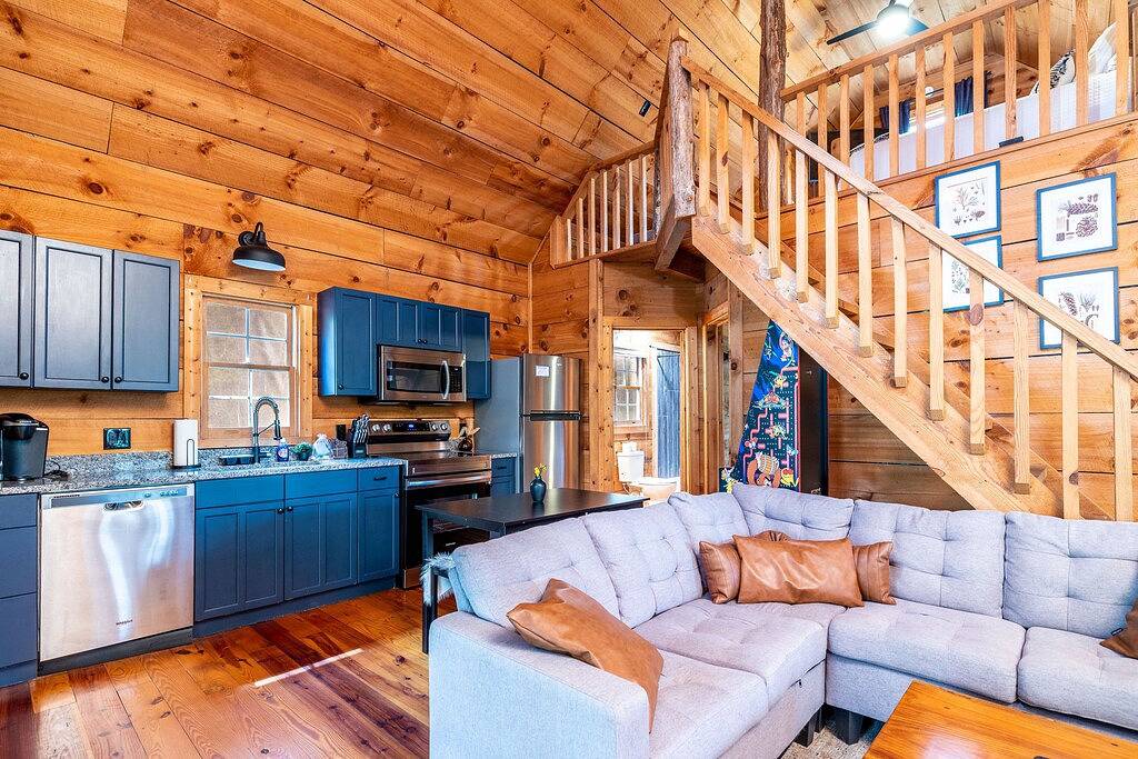 Relaxing Smokies Hideaway: Hot Tub & Game Nights in Tuckaleechee, Blount County