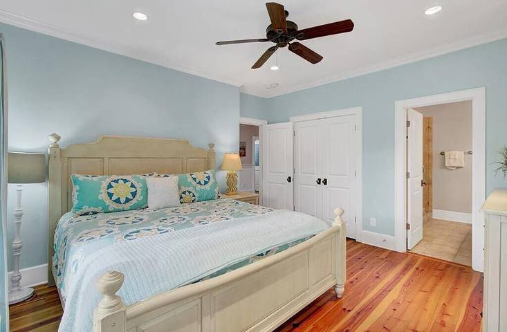 Vacation house for 12 people, with yard and balcony in Isle of Palms