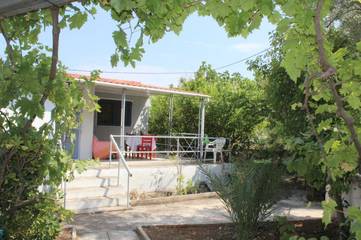 Gîte pour 2 personnes, avec jardin dans Anavissos