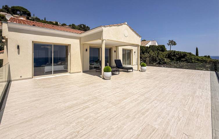 Location de vacances pour 10 personnes, avec piscine ainsi que jardin et terrasse dans Les Issambres