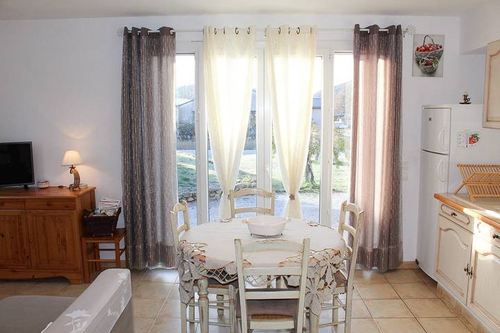 Gîte pour 3 personnes, avec terrasse et jardin à Barras