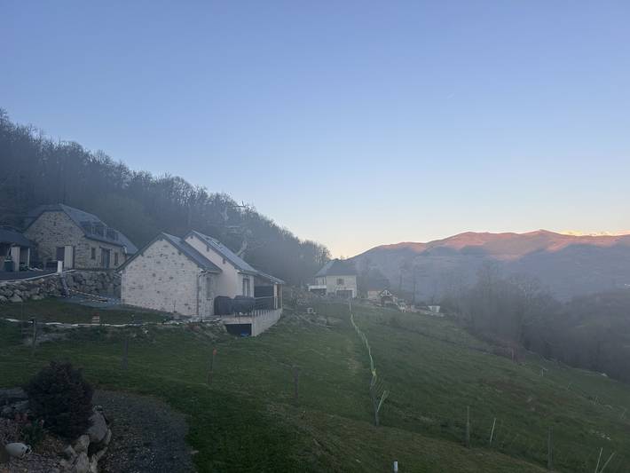 Gîte pour 4 personnes, avec jacuzzi ainsi que terrasse et jardin