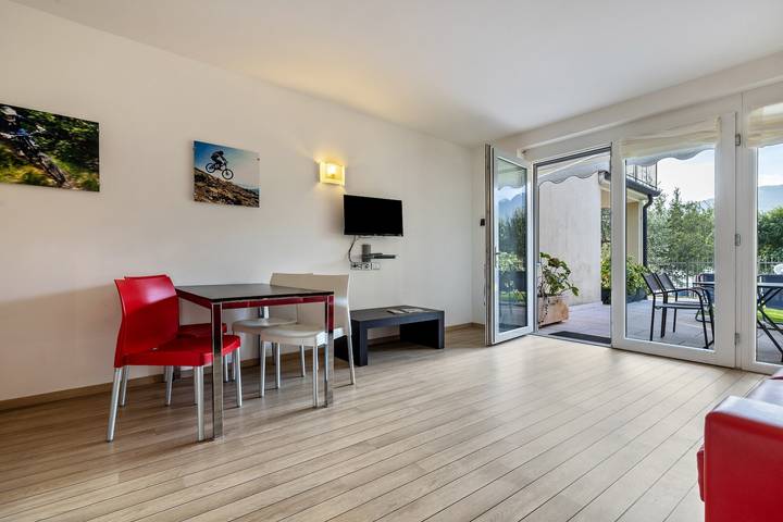 Hel lejlighed, Apartment 'Bilocale 4 Persone Villa Treccani' with Lake View, Wi-Fi and Air Conditioning in spiaggia Malcesine (Malcesine), Malcesine
