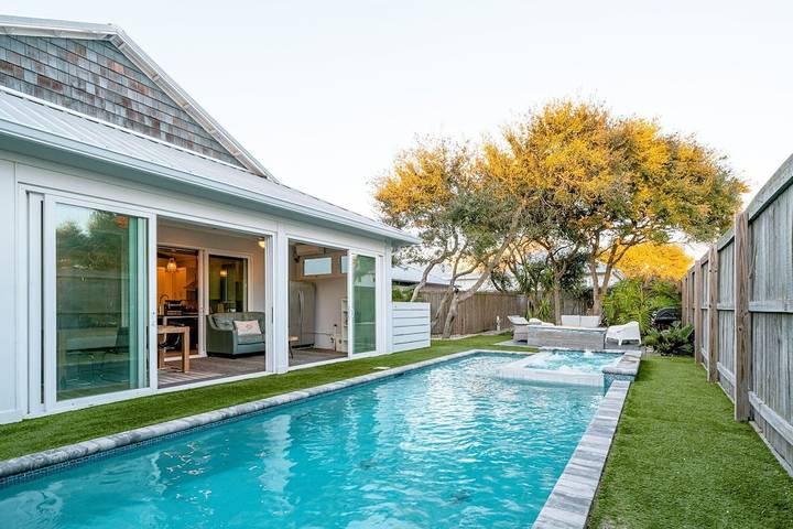 Vacation rental for 10 people, with hot tub and yard as well as balcony in Vilano Beach