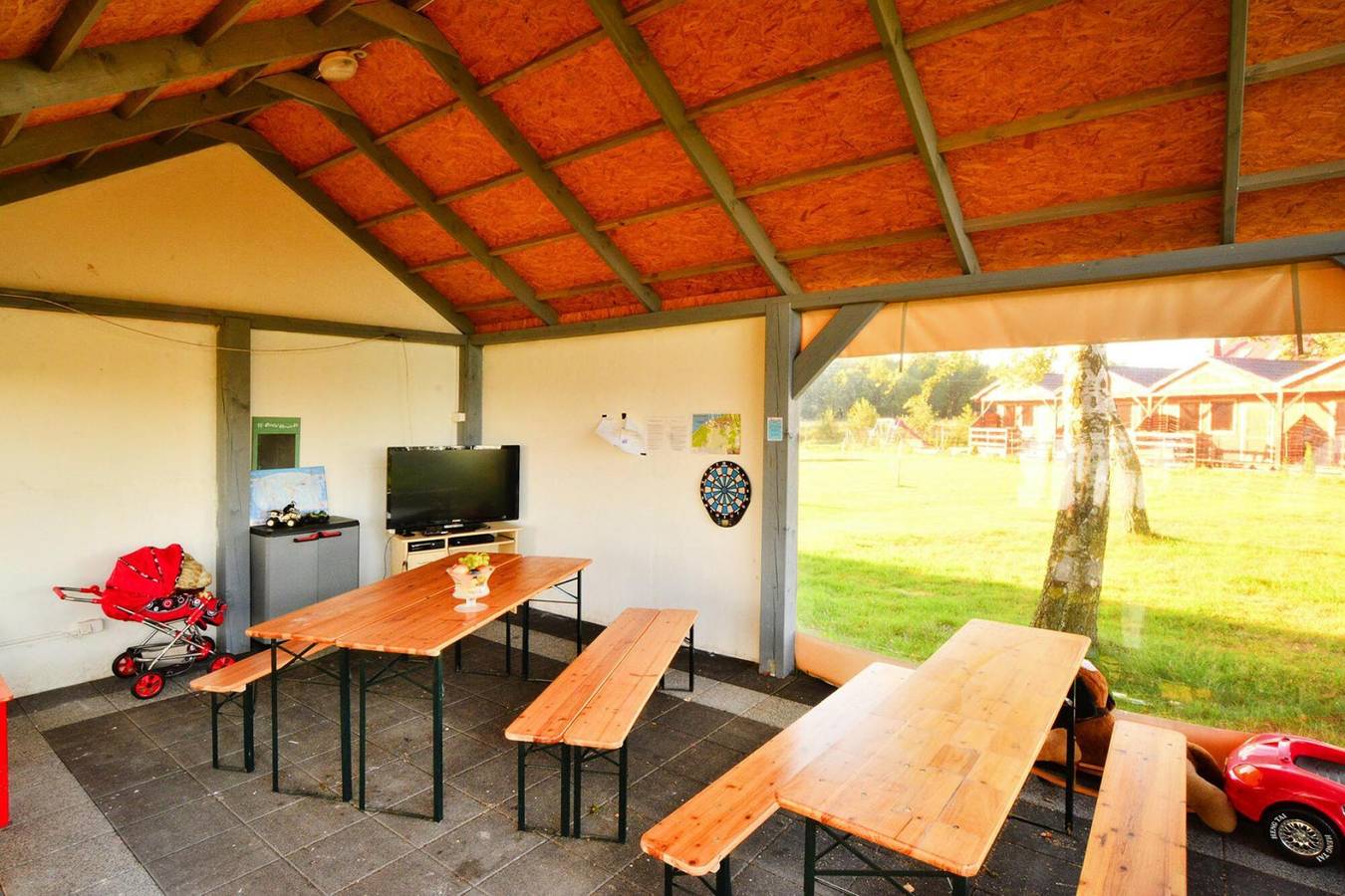 Große, zweistöckige Ferienhäuser mit Terrassen in Powiat Sławieński