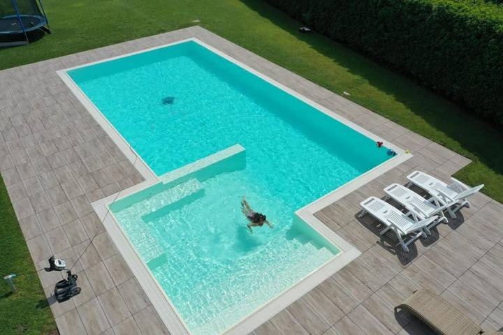 Appartamento per 6 persone, con piscina per bambini e idromassaggio nonché piscina e giardino in San Pietro di Feletto