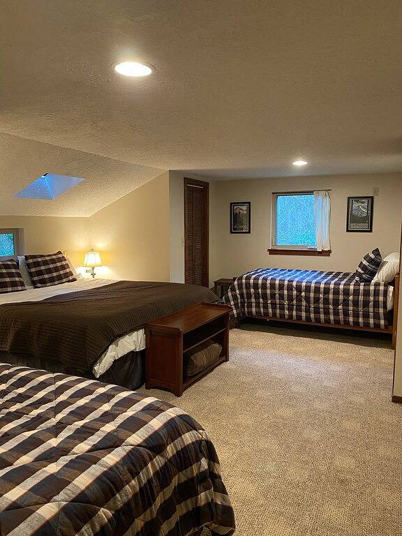 Salmon River Cabin - Private, Whirlpool, Riesige Terrasse / Hof, Außendusche, Feuerstelle in Welches, Mount Hood