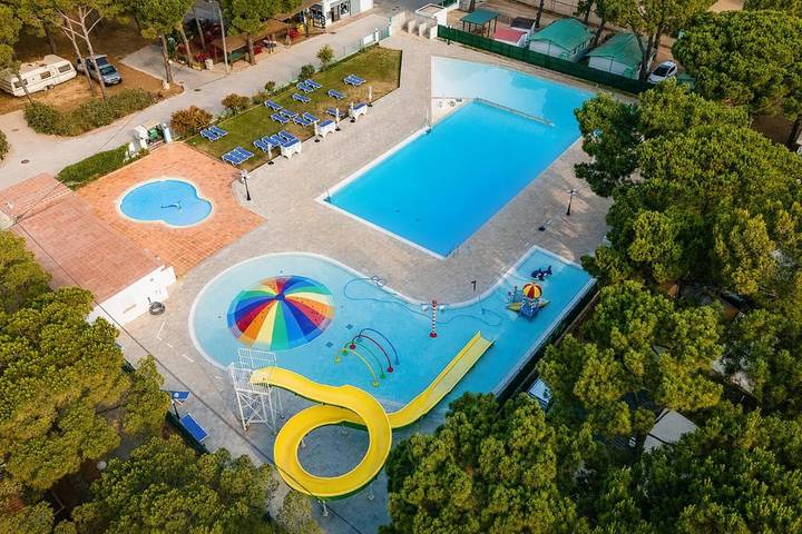 Tente pour 4 personnes, avec Terrasse ainsi que Jardin et Piscine