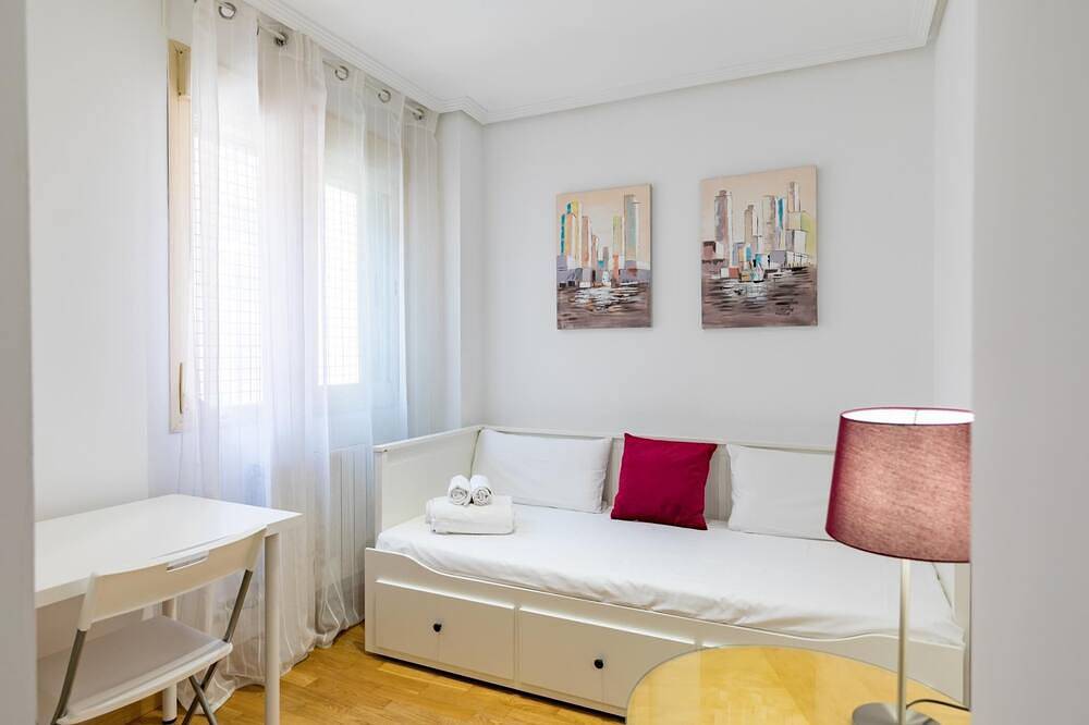 Entire apartment, Las Tablas - 2 Bedrooms with terrace in Punto de Atención al Ciudadano, Madrid