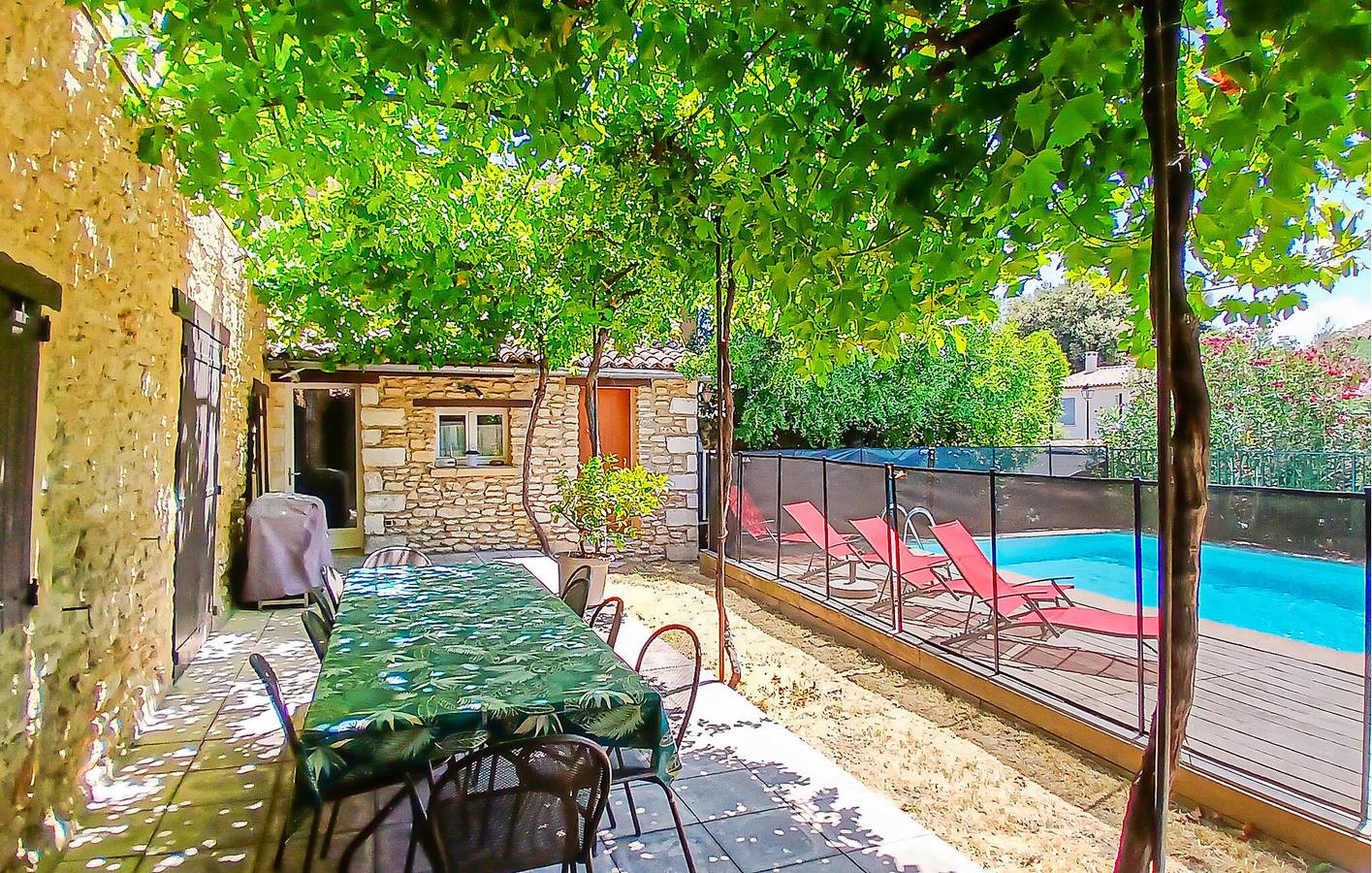 Rückzugsort am Pool in Pujaut in Pujaut, Nimes und Umgebung