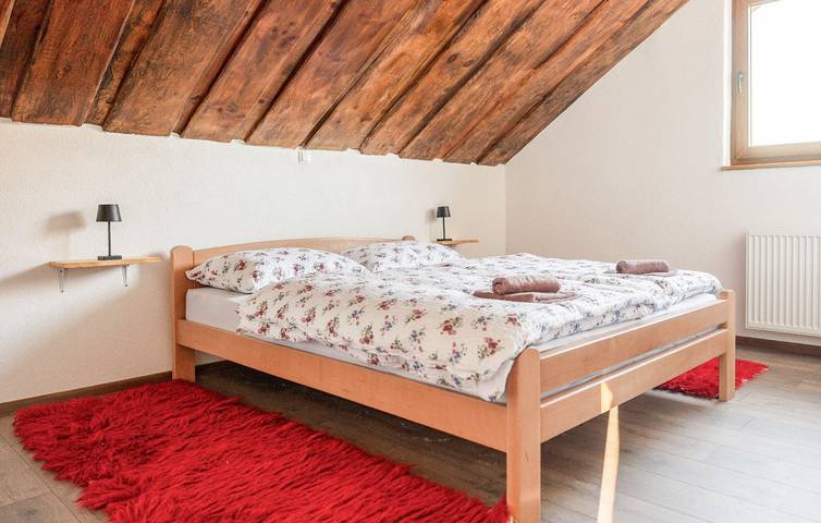 Reizende 2-Zimmer-Wohnung in der Nähe des Flusses Lika mit Pool und Parkplatz in Gospitsch, Lika-Senj