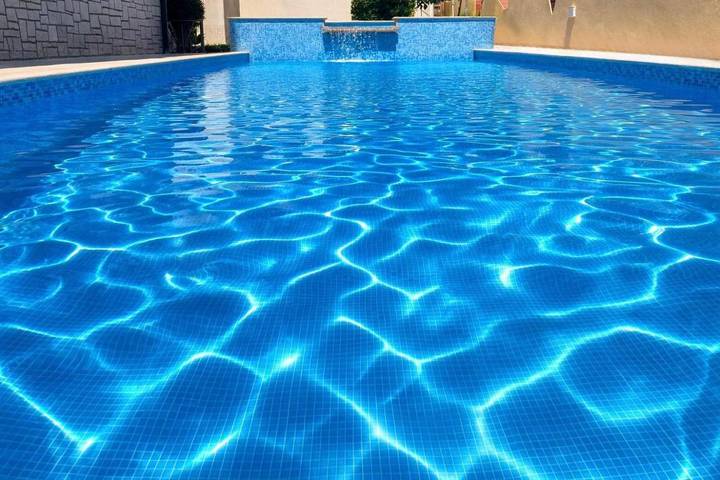 Ferienhaus für 4 Personen, mit Ausblick und Pool sowie Garten, mit Haustier