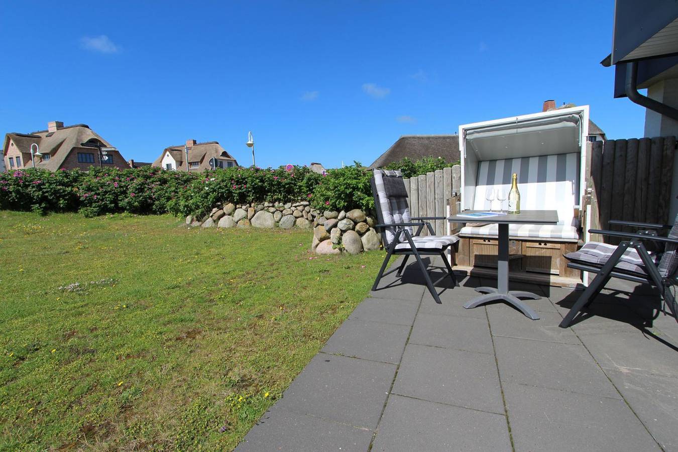 Ganze Wohnung, Liebevoll gestaltete Ferienwohnung über zwei Etagen mit schönem Gartenblick. in Wenningstedt, Sylt