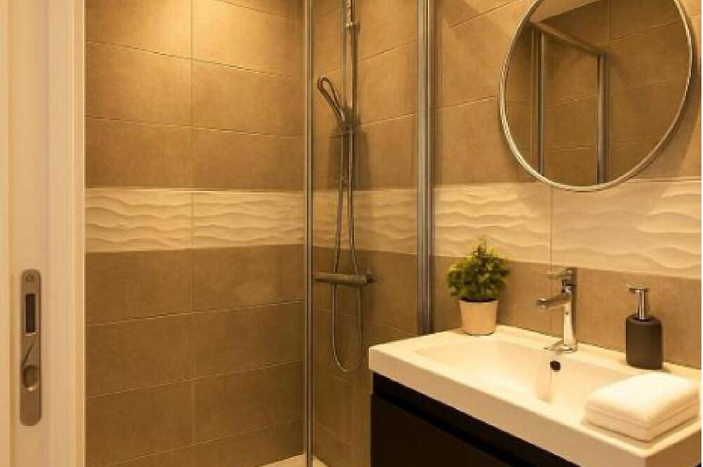 Entire apartment, Set of 3 private studios - ideal for families & groups - 6 travellers in Trans-en-Provence, Draguignan region