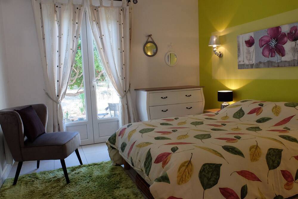 Private wing in Provencal villa with heated pool in large wooded park in Les Arcs (Var), Draguignan region