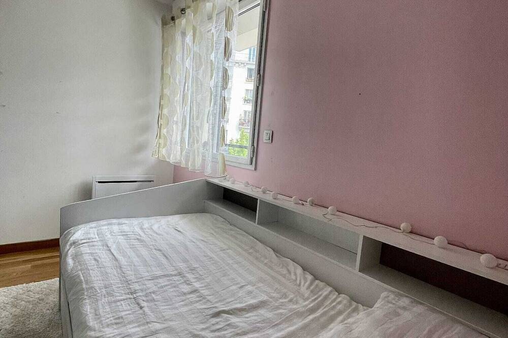 Room and private bathroom + breakfast. 5 min from Paris, 2 min from the lake! in Vincennes, Valle del Marne