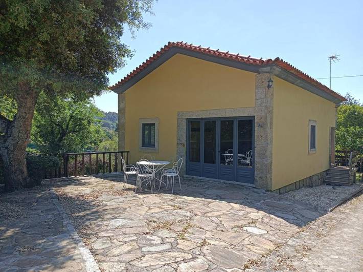 Location de vacances pour 3 personnes, avec terrasse et jardin dans Vilar de Mouros