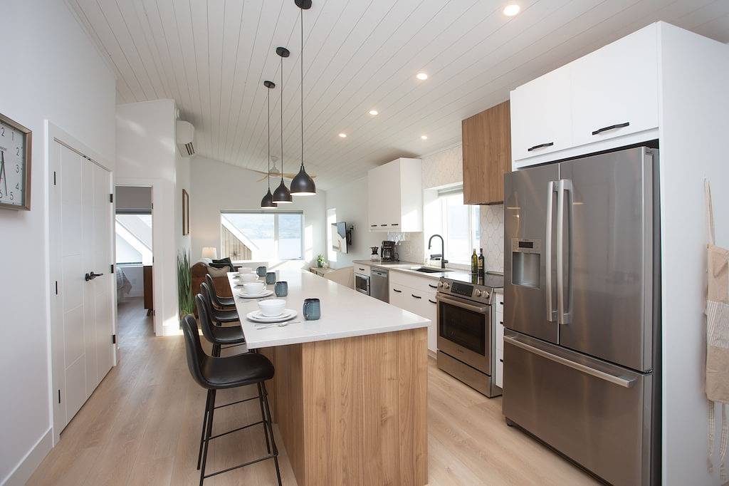 2 bedroom modern lakeview home near wine trail in West Kelowna, Crystal Mountain