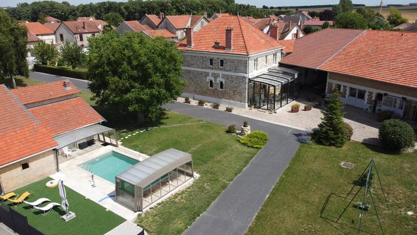 Gîte pour 4 personnes, avec Terrasse et Jardin ainsi que Piscine et Vue dans Époye - 4