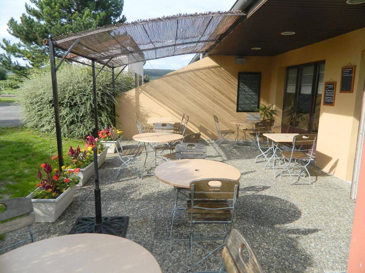 Triple Room (1 Double Bed + 1 Single Bed) in Dizy, Parc naturel régional de la Montagne de Reims