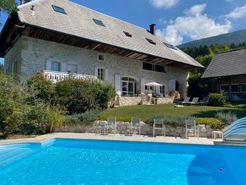 Cottage pour 2 personnes, avec jacuzzi ainsi que jardin et piscine dans Parc naturel régional du Massif des Bauges