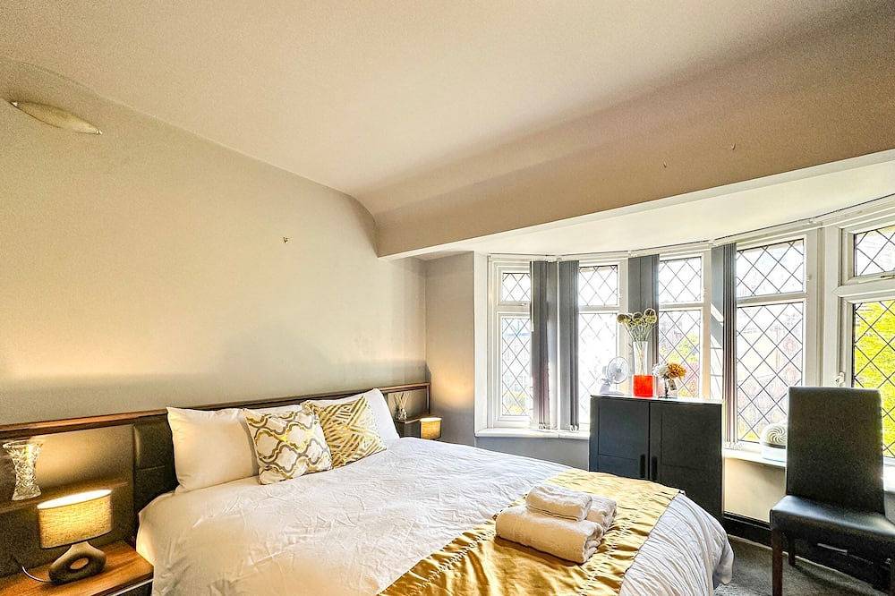 Modern 5-bedroom Manchester M22 house with jacuzzi bath, free on-site parking, workspace, and excellent transport links. Perfect for long stays, business trips, and large groups. in Manchester, Grand Manchester