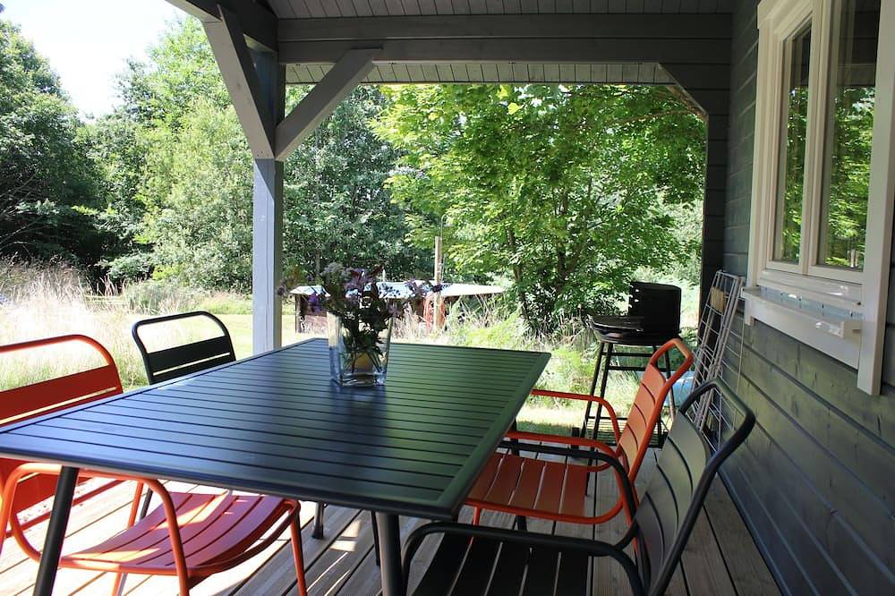 This chalet with swimming pool is located in the north of the Dordogne in a quie in Jumilhac-le-Grand, Parc naturel régional Périgord-Limousin