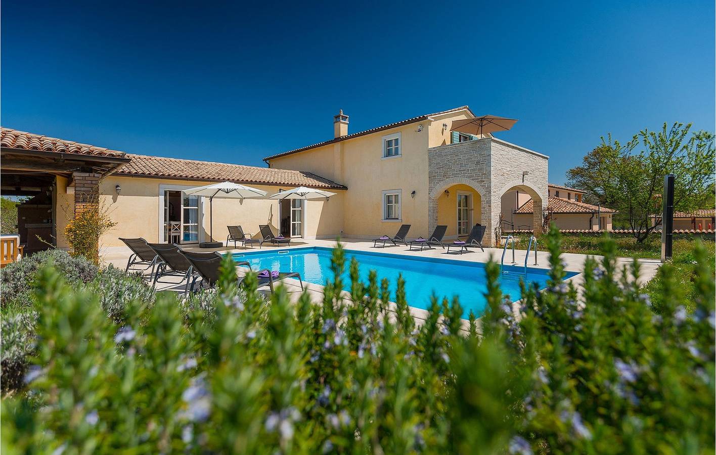 Appartement confortable de 2 chambres avec piscine, Wi-Fi et parking près du centre-ville de Rajki in Barban, Côte Sud d'Istrie