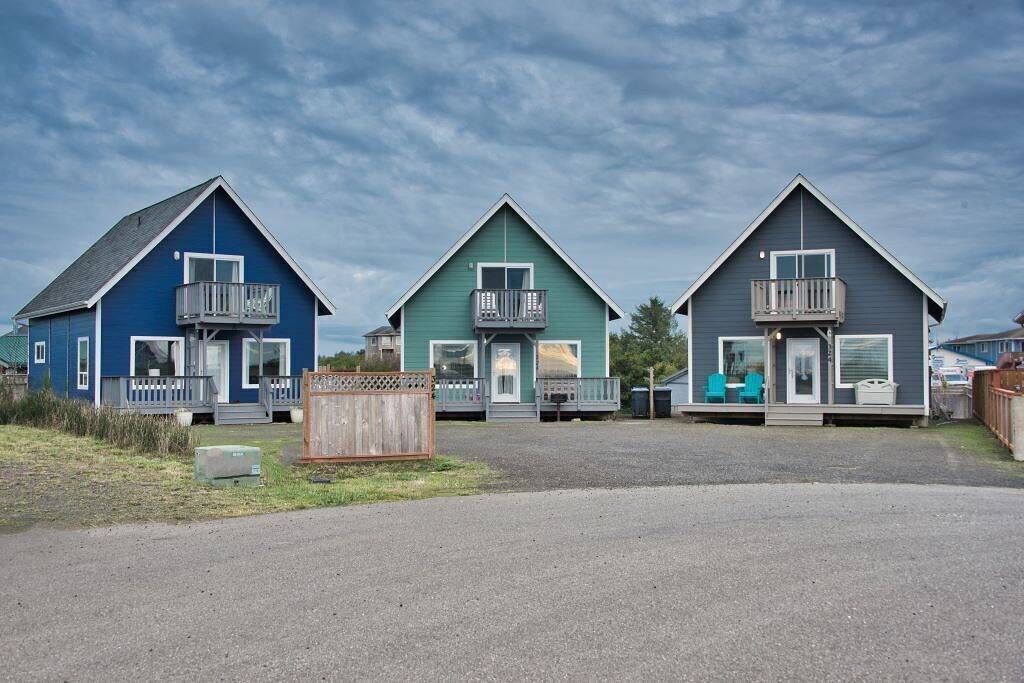 Warm Cottage w/ hot tub - across from the ocean and Damon Point in Ocean Shores, Grays Harbor County
