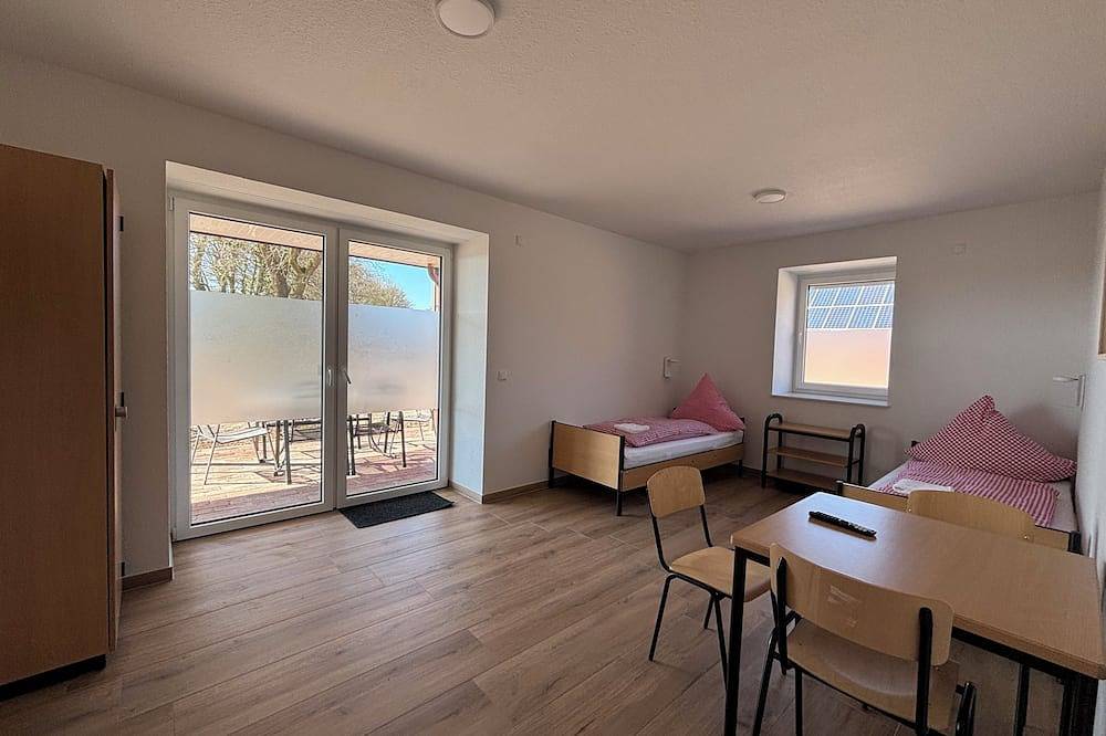 Ganze Wohnung, Ferienwohnung 6 Personen, Nähe Cloppenburg, Schlafzimmer mit Tv und Einzelbetten in Cappeln (Oldenburg), Naturpark Wildeshauser Geest