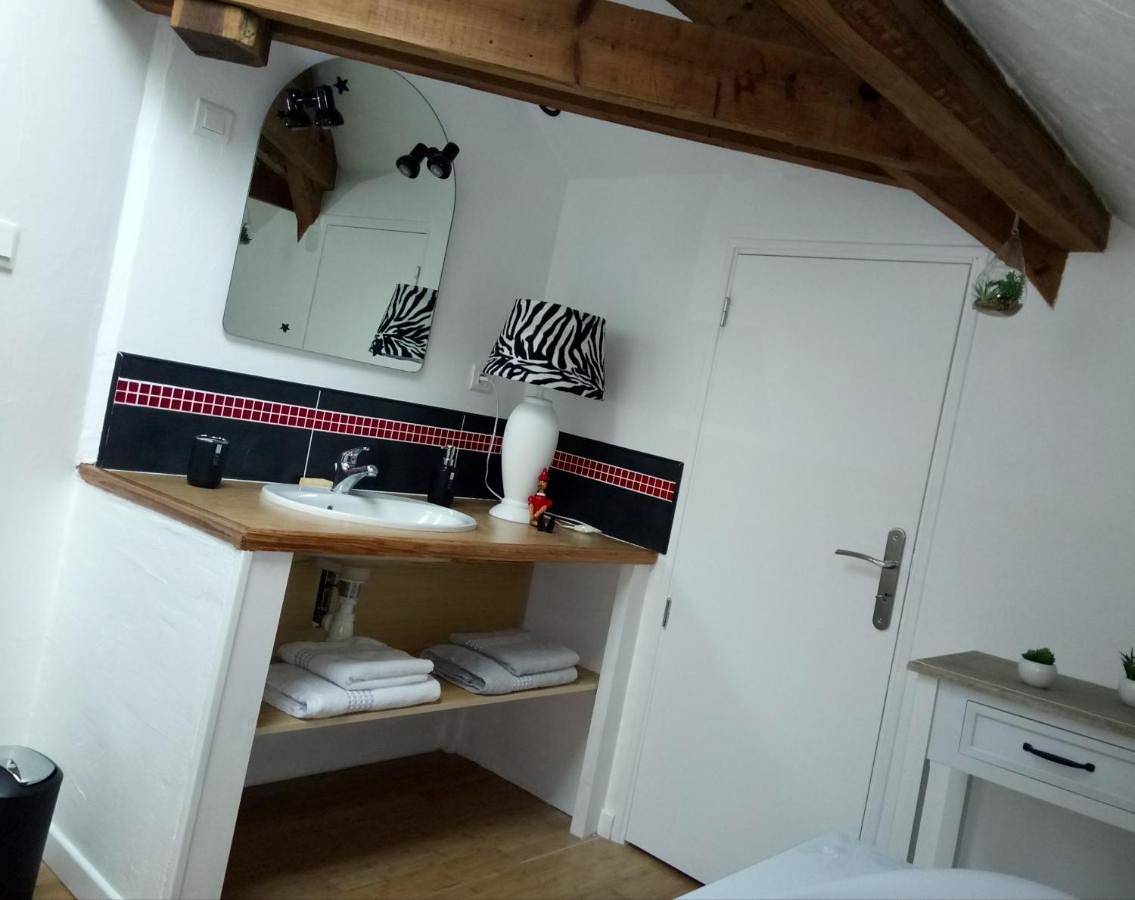 Double Room with Private External Bathroom in Cazères, Haute-Garonne