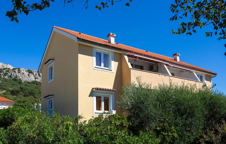 Ferienwohnung für 4 Personen, mit Terrasse und Garten in Baska