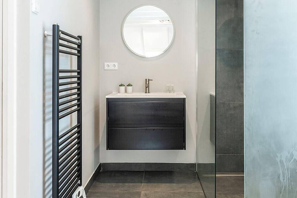 Geheel appartement, Stadsvilla kamer met hotelbed en gedeelde keuken in Tilburg, Noord-Brabant