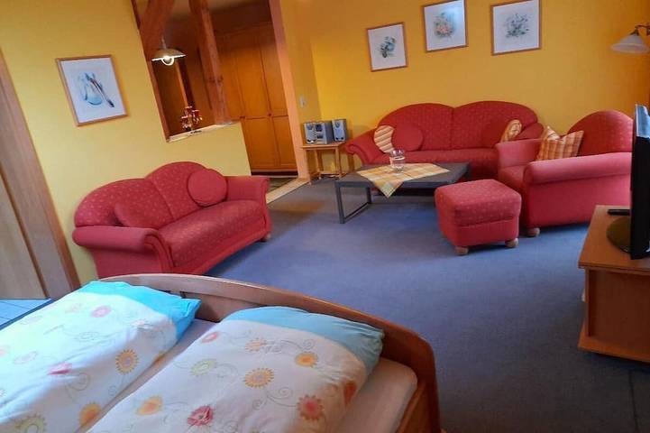 Ferienwohnung für 2 Personen, mit Balkon und Garten sowie Pool und Sauna