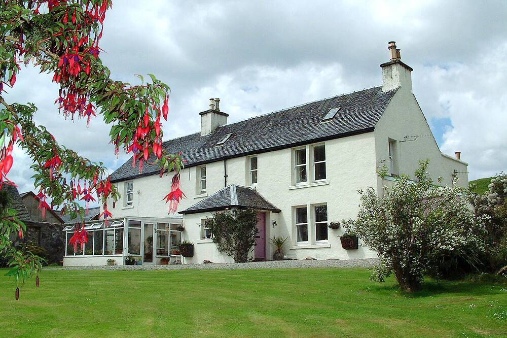 Entire apartment, Aros Mains Apartment, Isle of Mull | Castle and sea views in Argyll & Bute