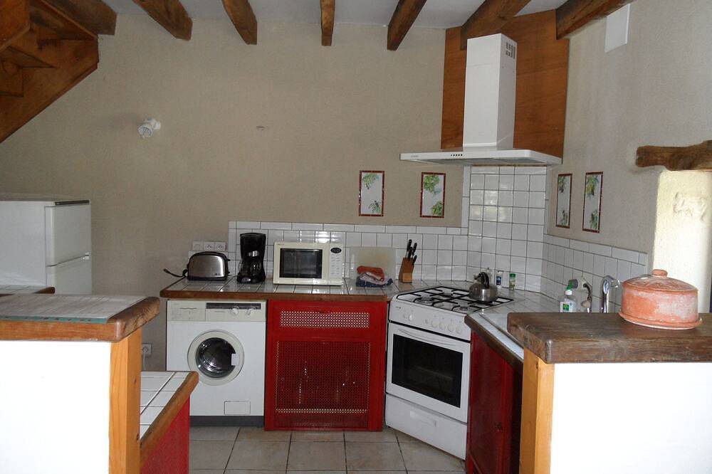 Belle maison de campagne avec vue, étang, jardin et terrasse, située dans 5 acres. in Pouzy-Mésangy, Allier