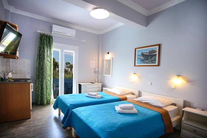 Chambre d’hôte pour 2 personnes, avec balcon ainsi que piscine et jardin à Santorin - 3