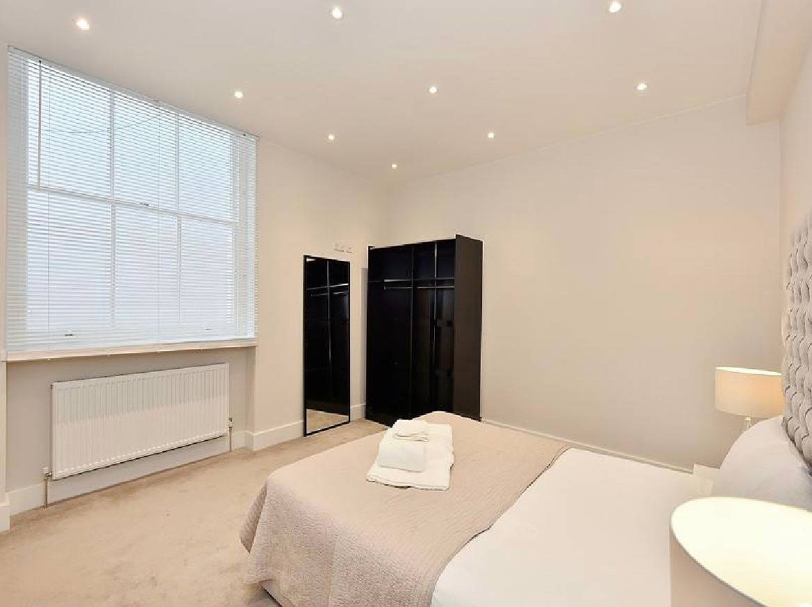 Entire holiday apartment, 3-Bed South Kensington Flat with Outdoor Terrace in Kensington and Chelsea, London