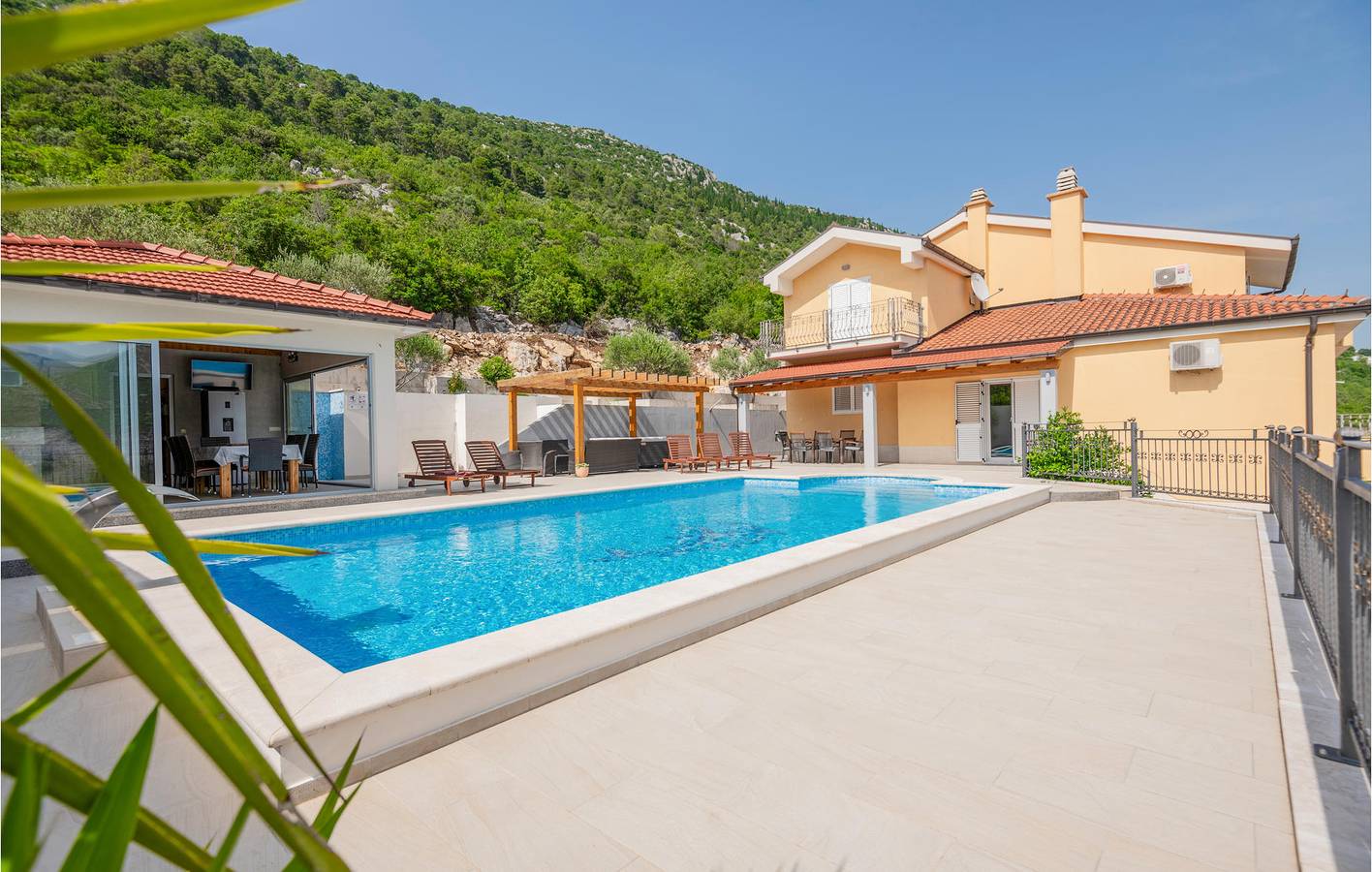 Moderne 2-Zimmer-Wohnung mit Pool, Terrasse und Garage in Vrgorac in Makarska Riviera