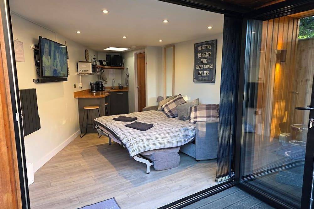 The Chill Garden Room, Shepton Mallet in Shepton Mallet, Somerset